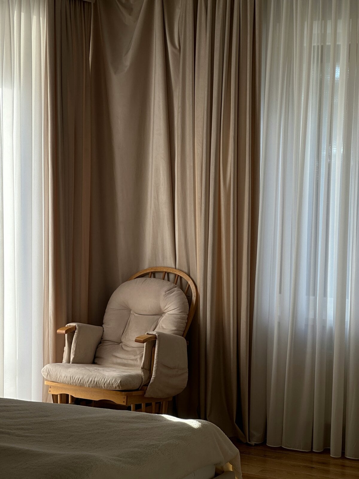 Discover our collection of curtains hand-crafted in our atelier.
Choose from a range of fabrics, colours and finishes to create curtains tailored to your interior.